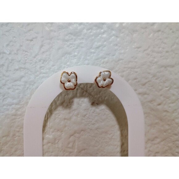 Vintage Avon White Enamel Gold Tone Stud Earrings Flower - Picture 1 of 4